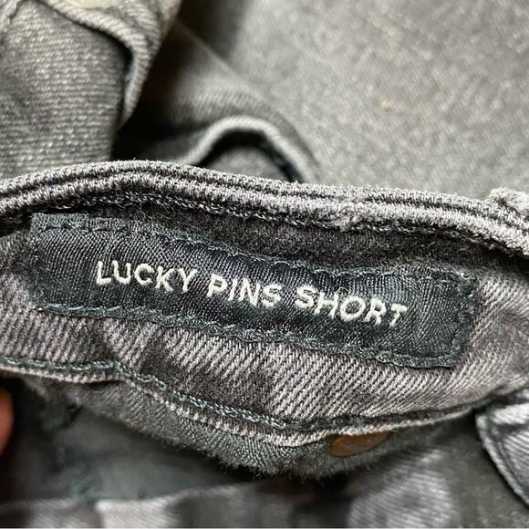 LUCKY JEAN SHORTS 8 29 FADED WASHED BLACK LUCKY PINS DENIM CHEWED FRAYED HEM - Picture 4 of 6